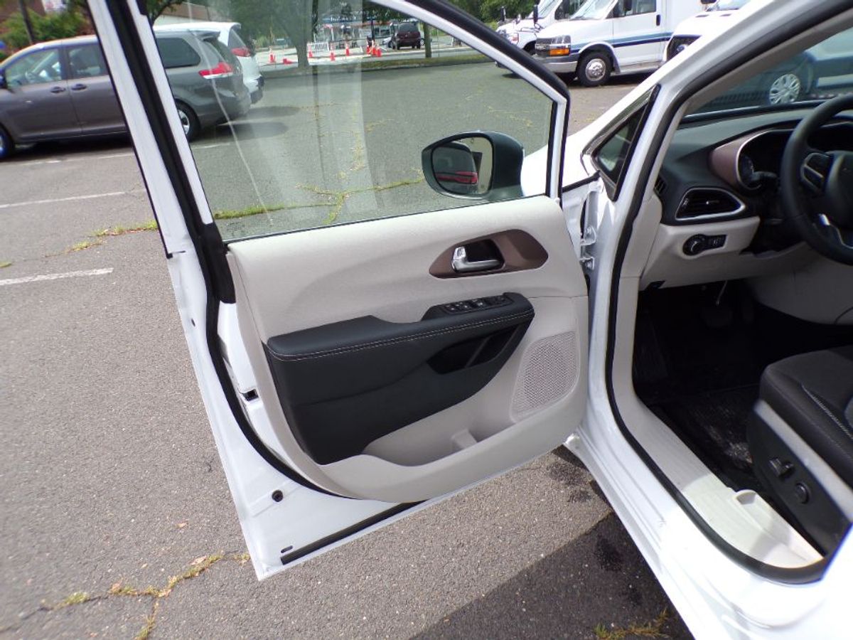 White Chrysler Voyager image number 8