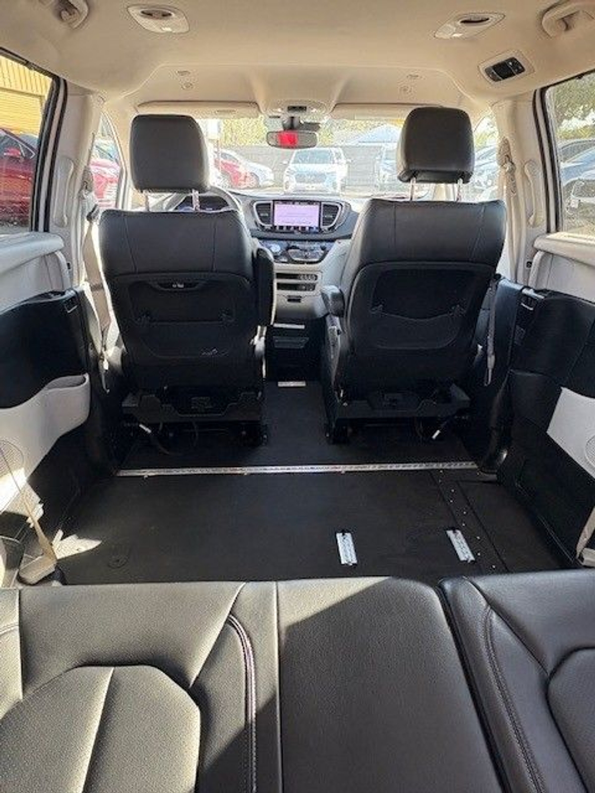 White Chrysler Pacifica image number 11