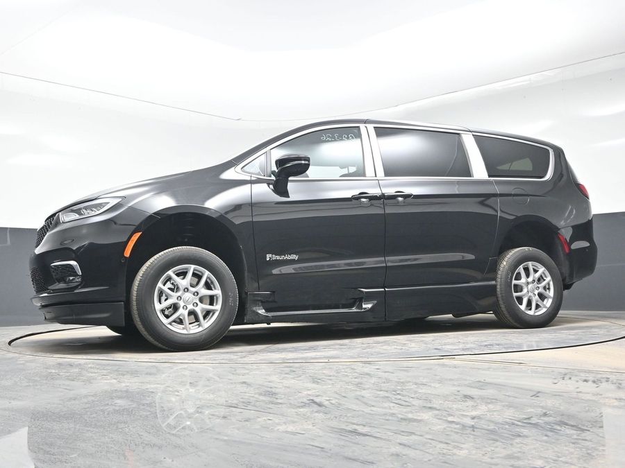 Black Chrysler Pacifica image number 16