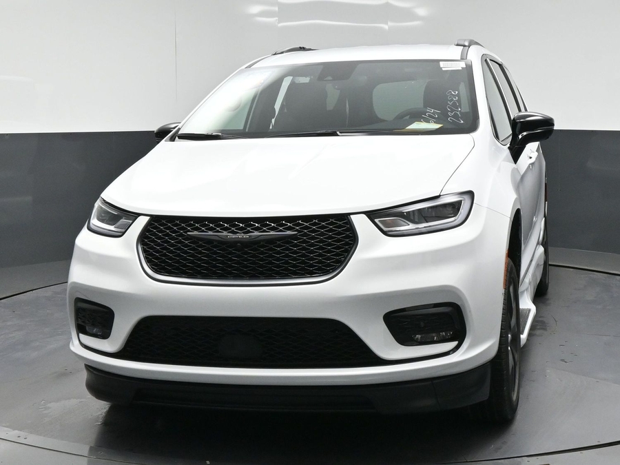 White Chrysler Pacifica image number 1
