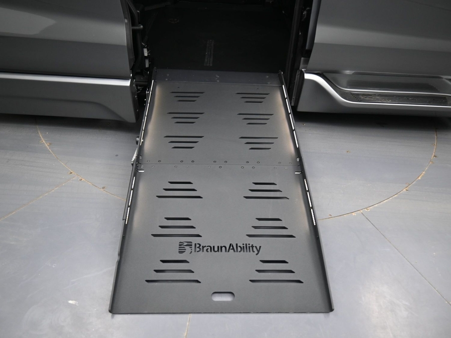 Grey Toyota Sienna image number 9