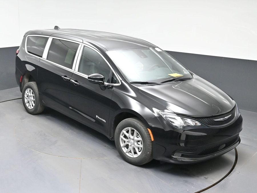 Black Chrysler Voyager image number 13