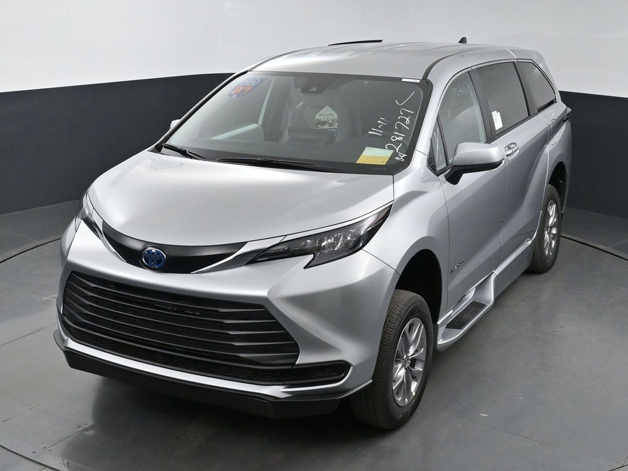 New 2025 Toyota Sienna Hybrid LE - BraunAbility Side Entry Entry Fold Out Automatic Ramp
