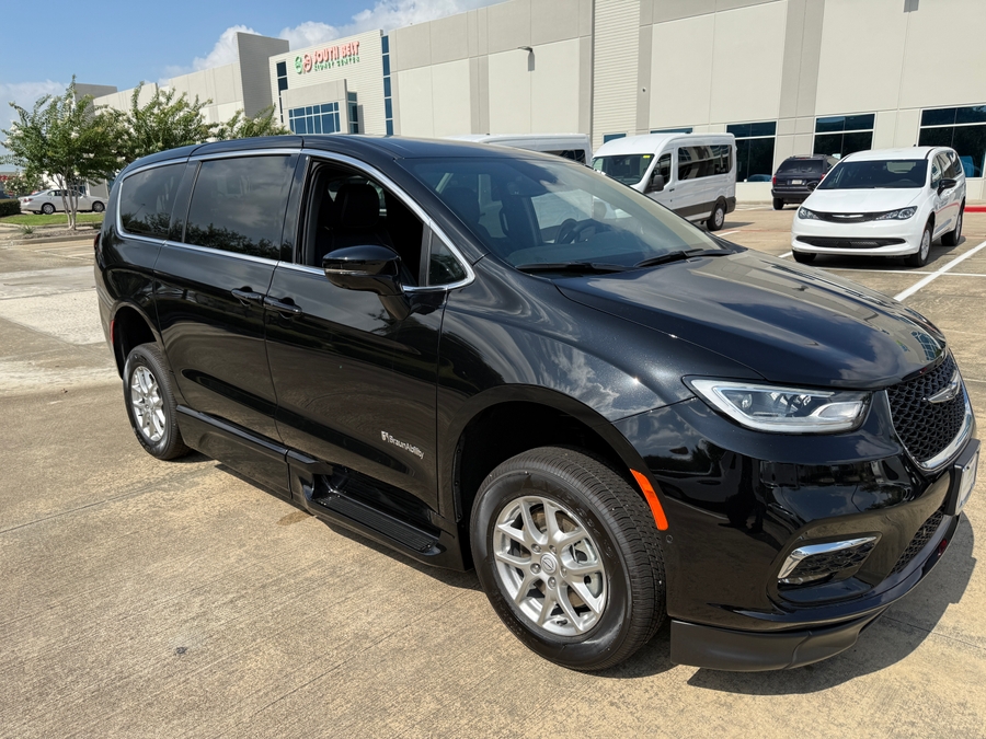2026 Chrysler Pacifica Select's photo