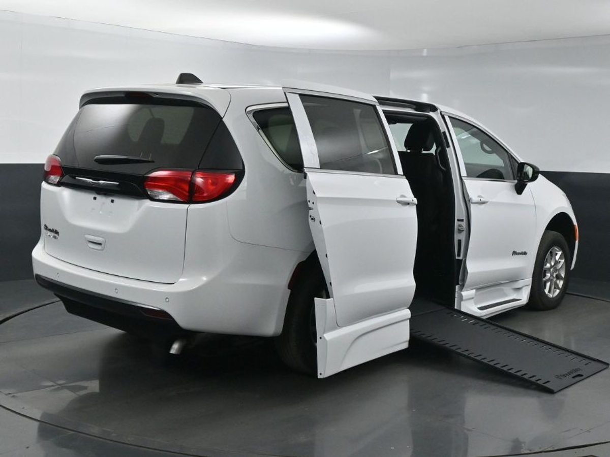 White Chrysler Voyager image number 7