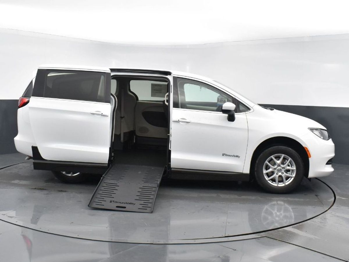 2023 CHRYSLER VOYAGER - Image 4