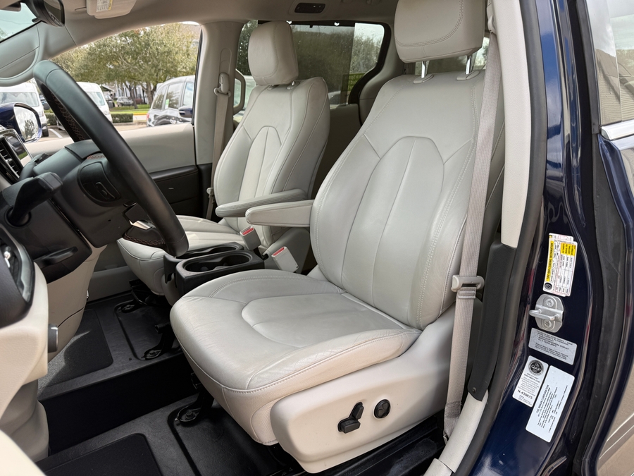 Blue Chrysler Pacifica image number 9