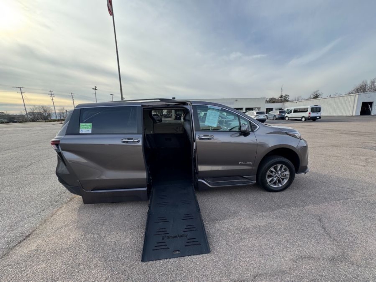 2023 TOYOTA SIENNA - Image 4