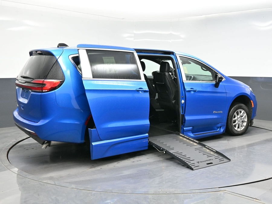 New 2026 Chrysler Pacifica Select Plus - BraunAbility Side Entry Entry Fold Out Automatic Ramp