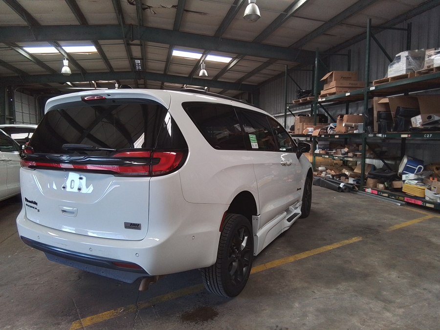 2023 Chrysler Pacifica Touring L - Photo 7