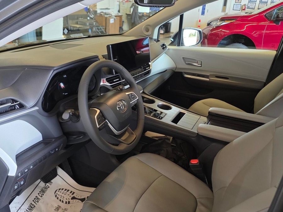 New 2026 Toyota Sienna Hybrid XLE - Freedom Rear Entry Entry Fold Out Automatic Ramp