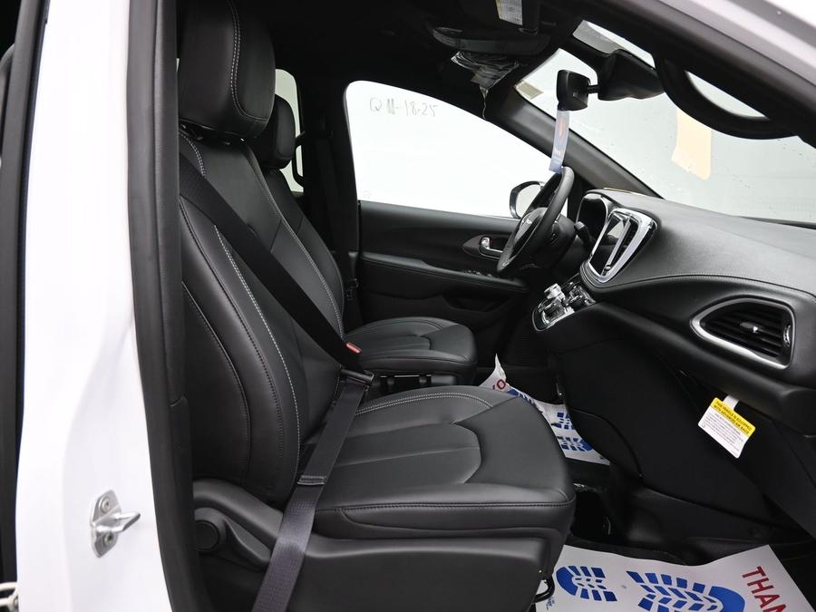 New 2025 Chrysler Pacifica Select Safety - BraunAbility Side Entry Entry In Floor Automatic Ramp