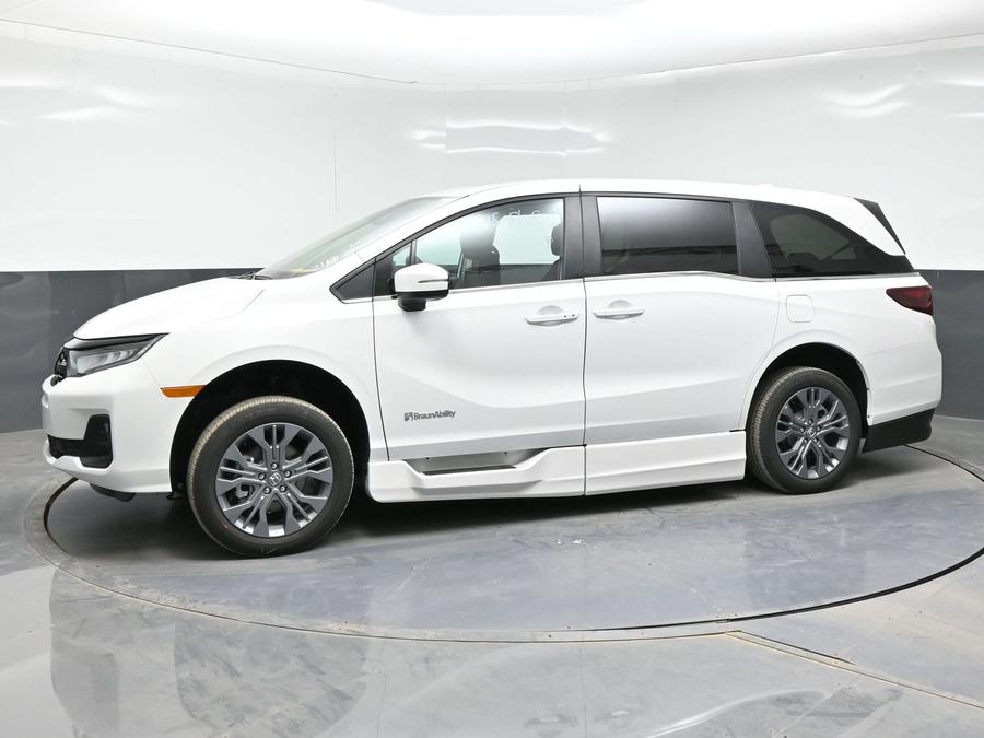 White Honda Odyssey image number 13
