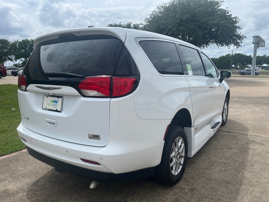 White Chrysler Voyager image number 3