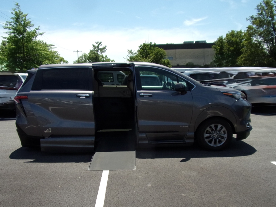 2021 Toyota Sienna XLE - Photo 7