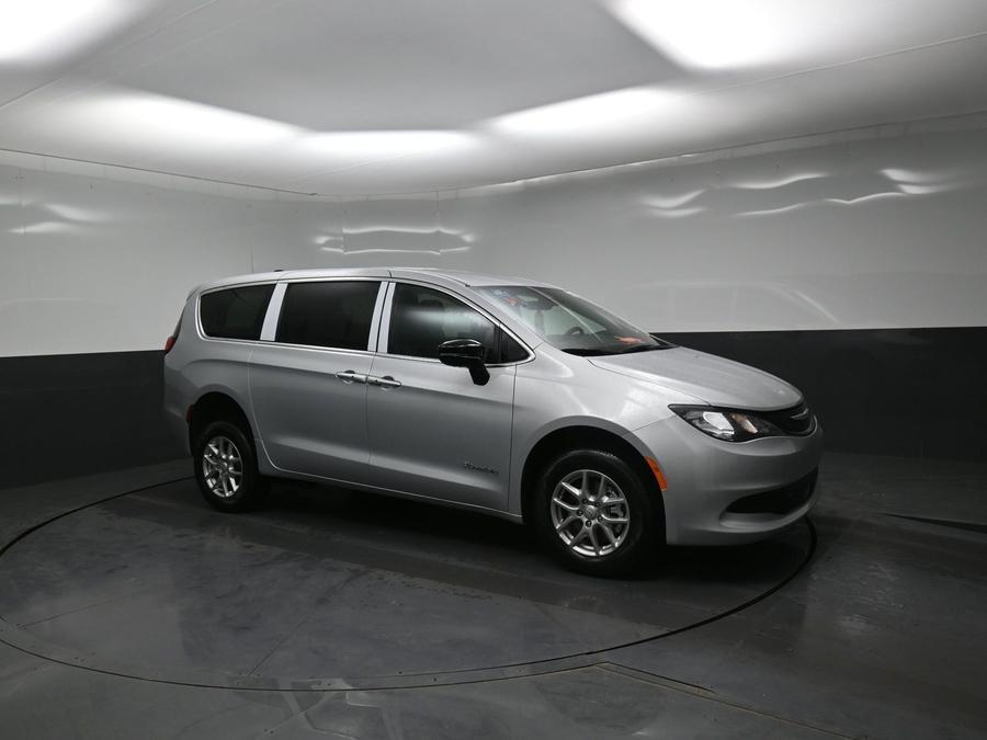 Silver Chrysler Voyager image number 20