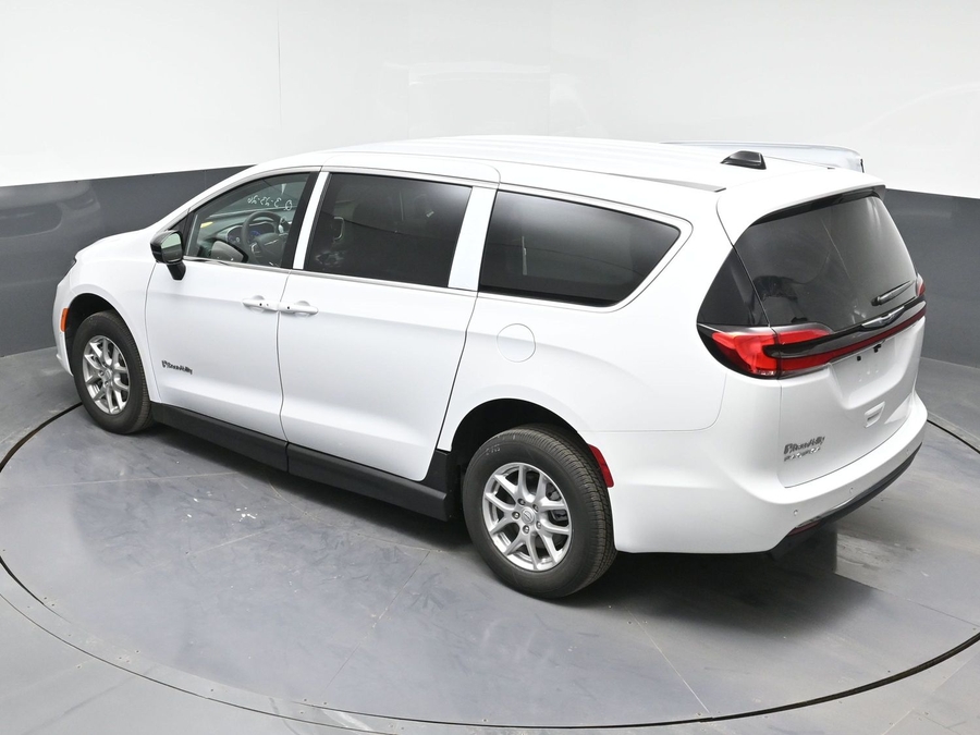 White Chrysler Pacifica image number 24