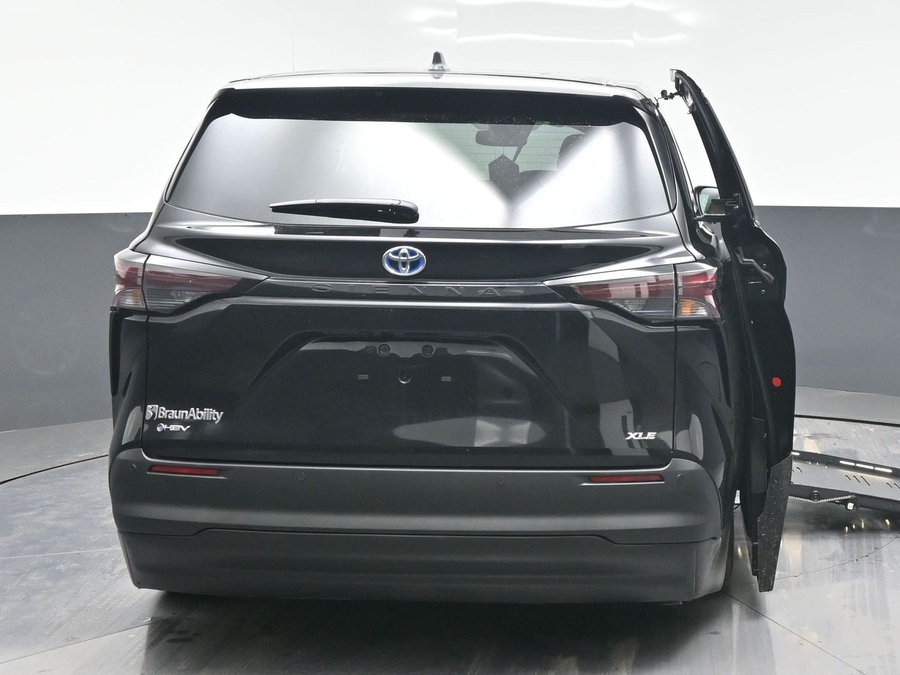 New 2025 Toyota Sienna Hybrid XLE Base - BraunAbility Side Entry Entry Fold Out Automatic Ramp