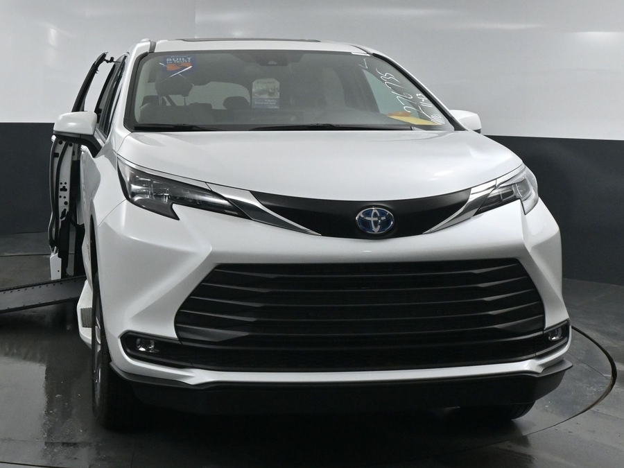 New 2025 Toyota Sienna Hybrid XLE Plus - BraunAbility Side Entry Entry In Floor Automatic Ramp