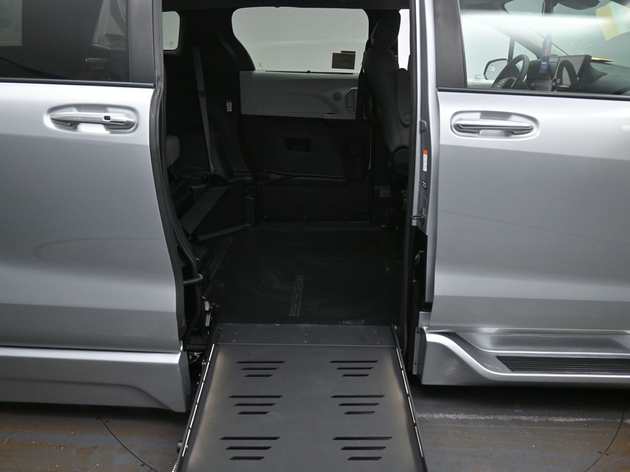 New 2025 Toyota Sienna Hybrid XLE Plus - BraunAbility Side Entry Entry Fold Out Automatic Ramp