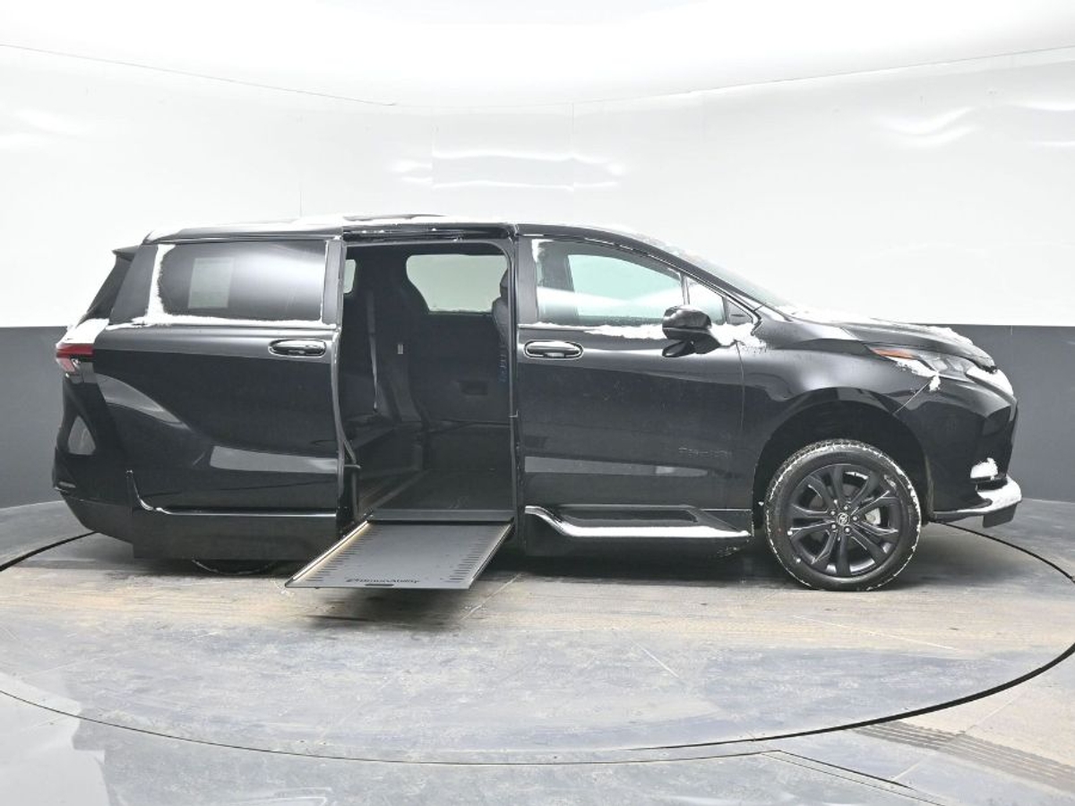 Black Toyota Sienna image number 7