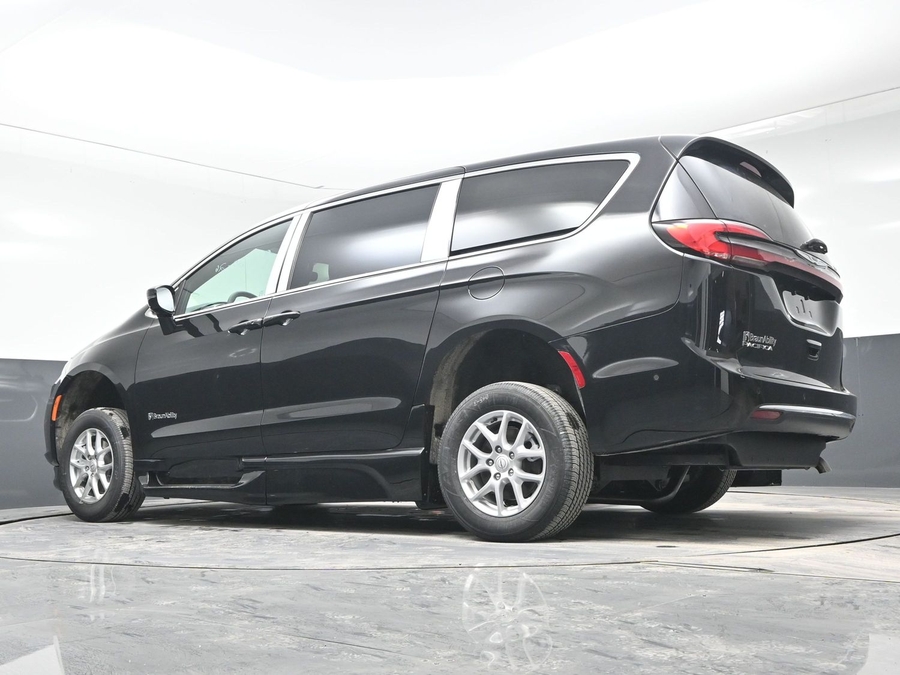 Black Chrysler Pacifica image number 20