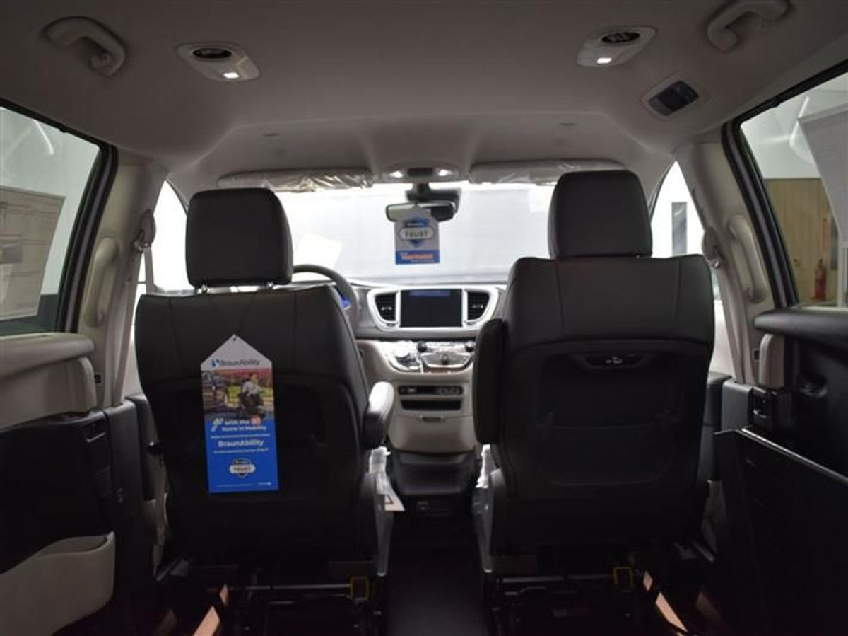 Silver Chrysler Pacifica image number 14
