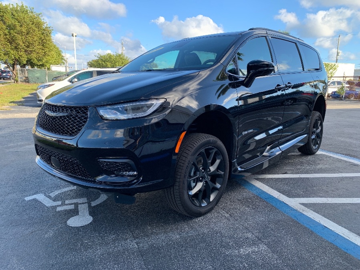 Black Chrysler Pacifica image number 3