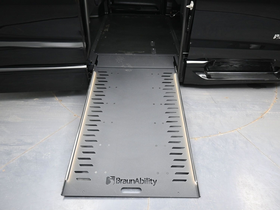 New 2026 Chrysler Pacifica Select Plus - BraunAbility Side Entry Entry In Floor Automatic Ramp