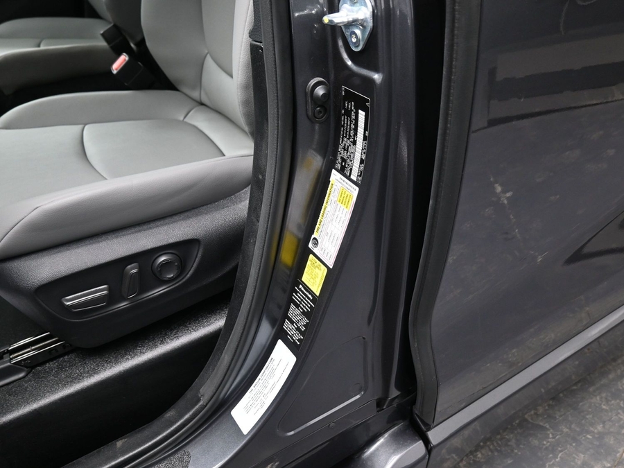 New 2025 Toyota Sienna Hybrid XLE Plus - BraunAbility Side Entry Entry In Floor Automatic Ramp