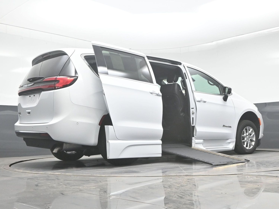 New 2025 Chrysler Pacifica Select Safety - BraunAbility Side Entry Entry In Floor Automatic Ramp