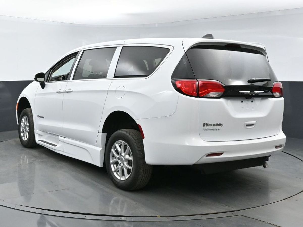 White Chrysler Voyager image number 17