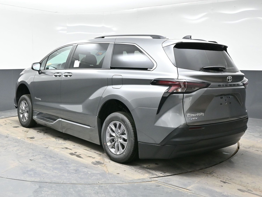 New 2026 Toyota Sienna Hybrid XLE Base - BraunAbility Side Entry Entry Fold Out Automatic Ramp