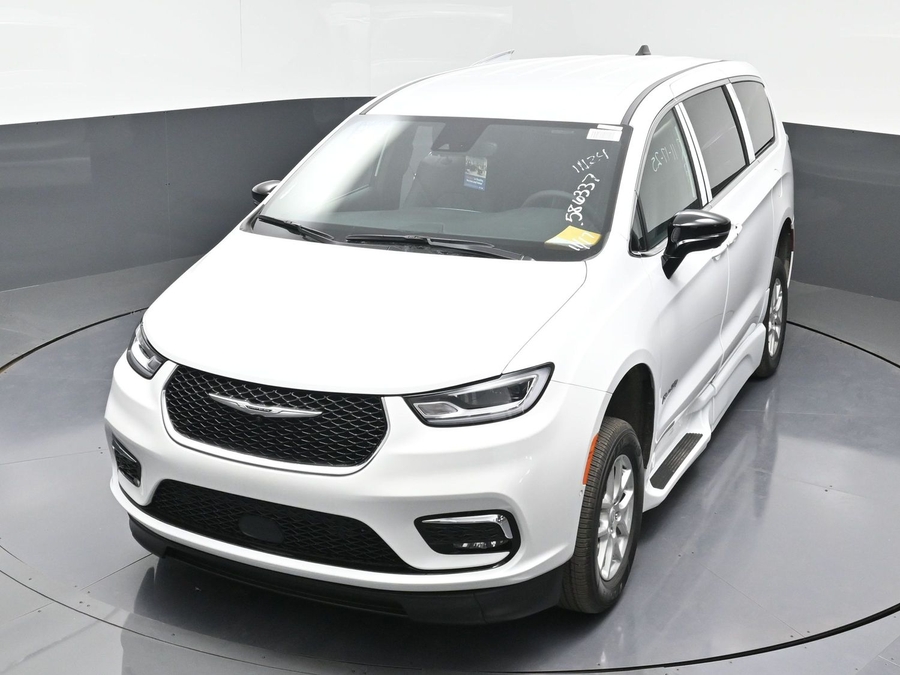 New 2025 Chrysler Pacifica Select Safety - BraunAbility Side Entry Entry In Floor Automatic Ramp