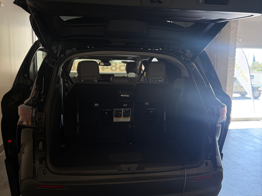 Imagen de la Toyota Sienna negra número 6