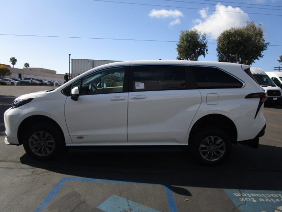 Used 2024 Toyota Sienna Hybrid LE - Vantage Mobility Commercial Rear Entry Entry Fold Out Manual Ramp