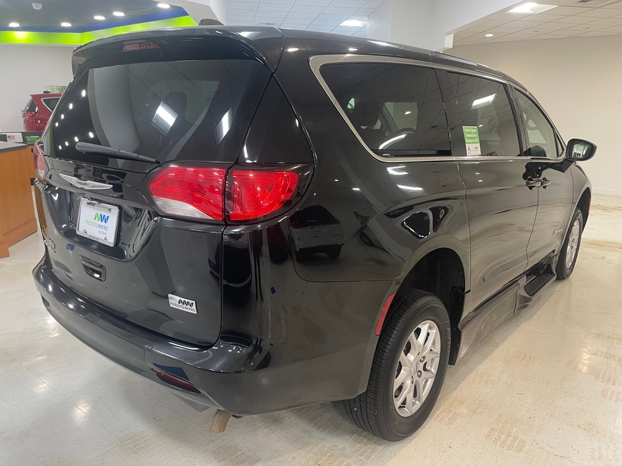 Black Chrysler Voyager image number 3