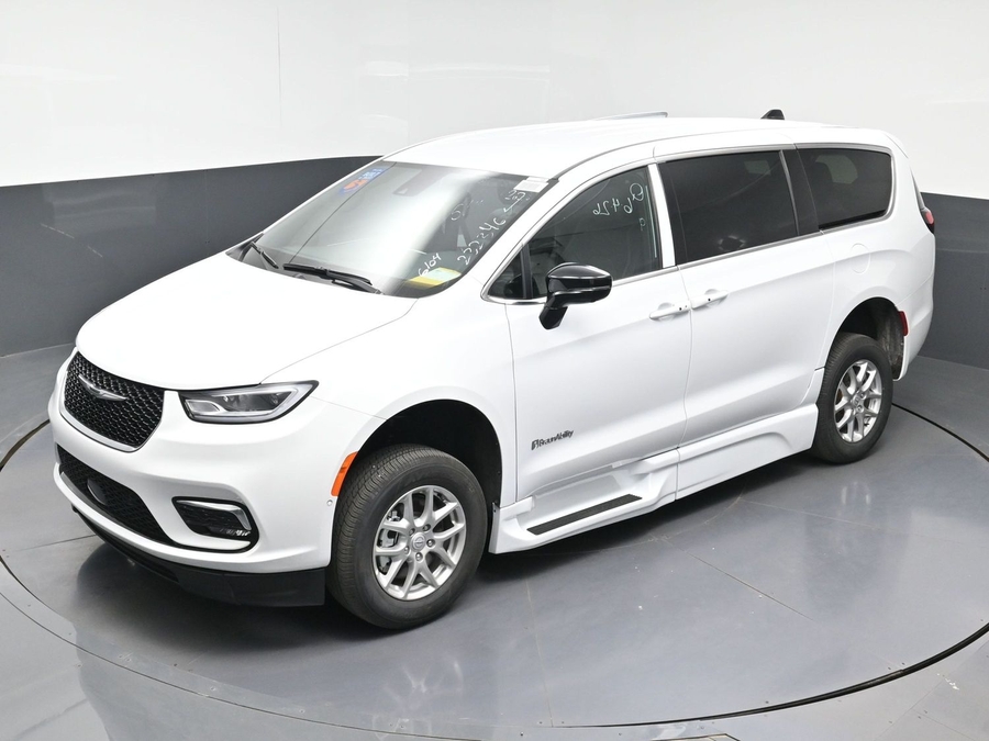 White Chrysler Pacifica image number 23