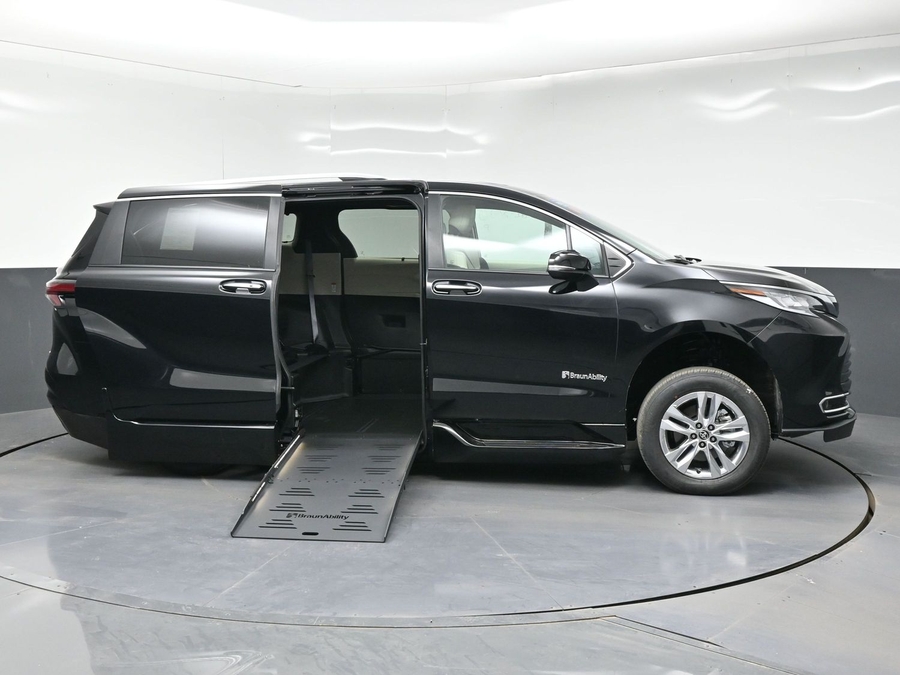New 2026 Toyota Sienna Hybrid Limited - BraunAbility Side Entry Fold Out Automatic Ramp