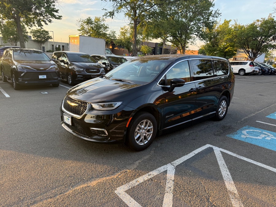 Black Chrysler Pacifica image number 9
