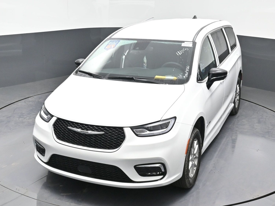 White Chrysler Pacifica image number 23