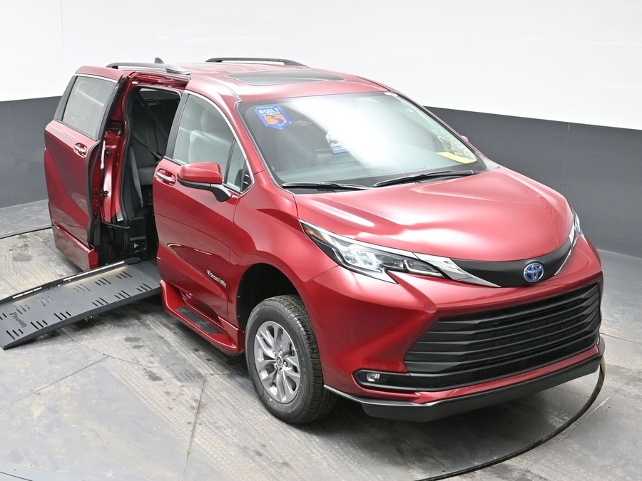 New 2025 Toyota Sienna Hybrid XLE Plus - BraunAbility Side Entry Entry Fold Out Automatic Ramp