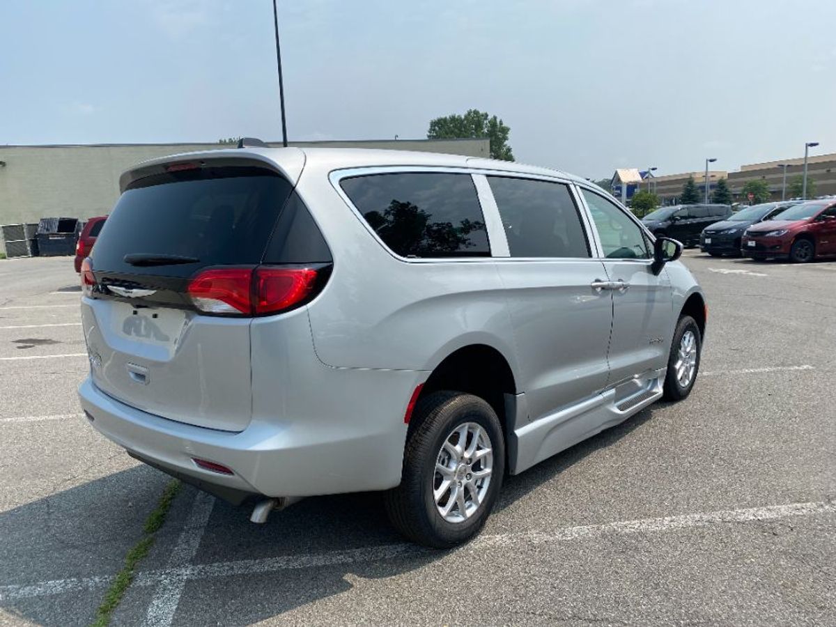 Silver Chrysler Voyager image number 7