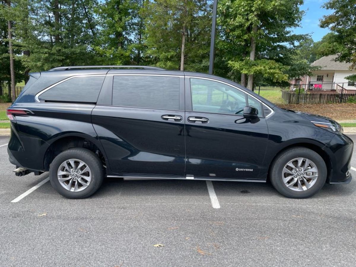 Black Toyota Sienna image number 1