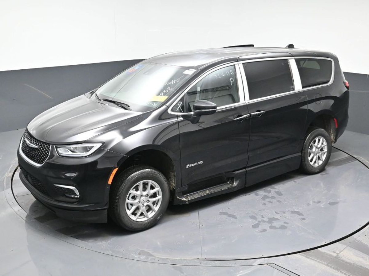 Black Chrysler Pacifica image number 24