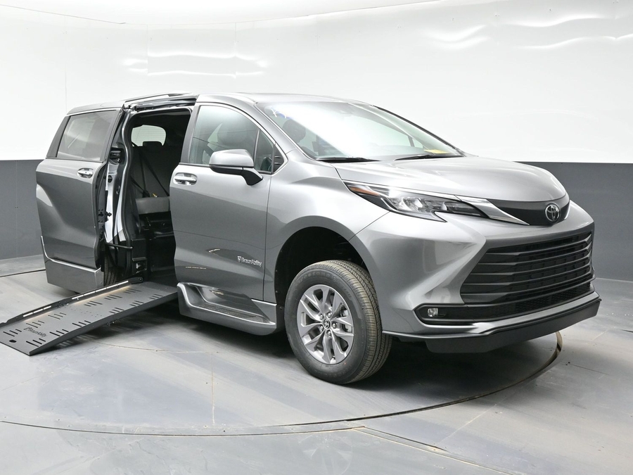 Grey Toyota Sienna image number 8