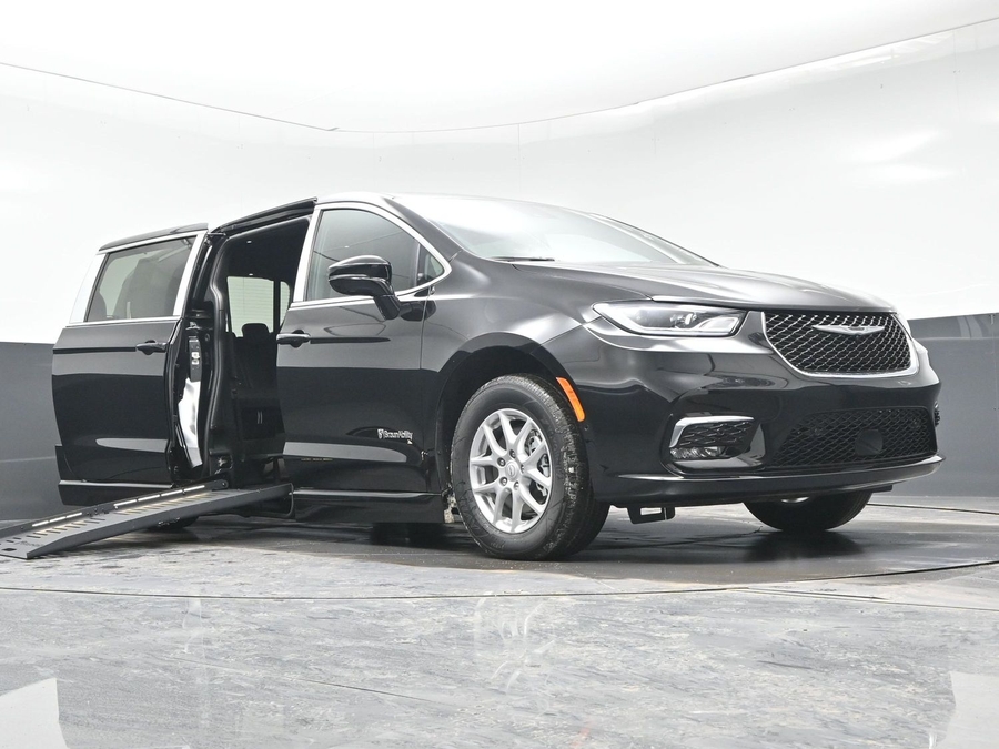 Black Chrysler Pacifica image number 18