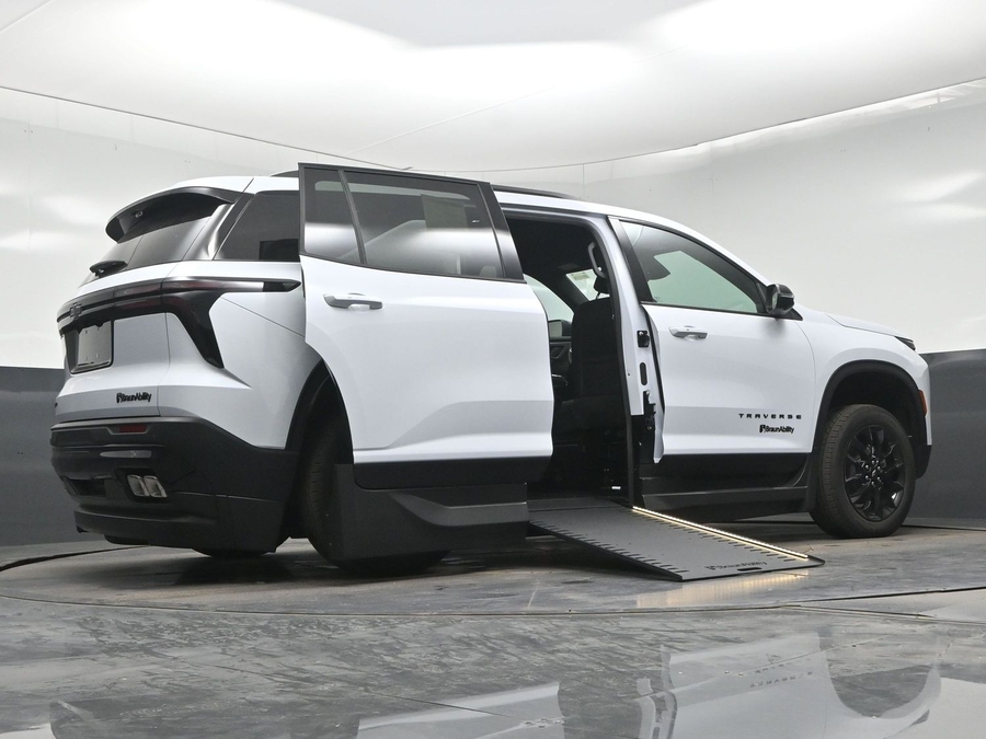 White Chevrolet Traverse image number 19