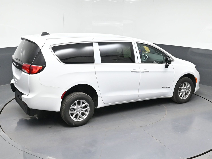White Chrysler Voyager image number 24