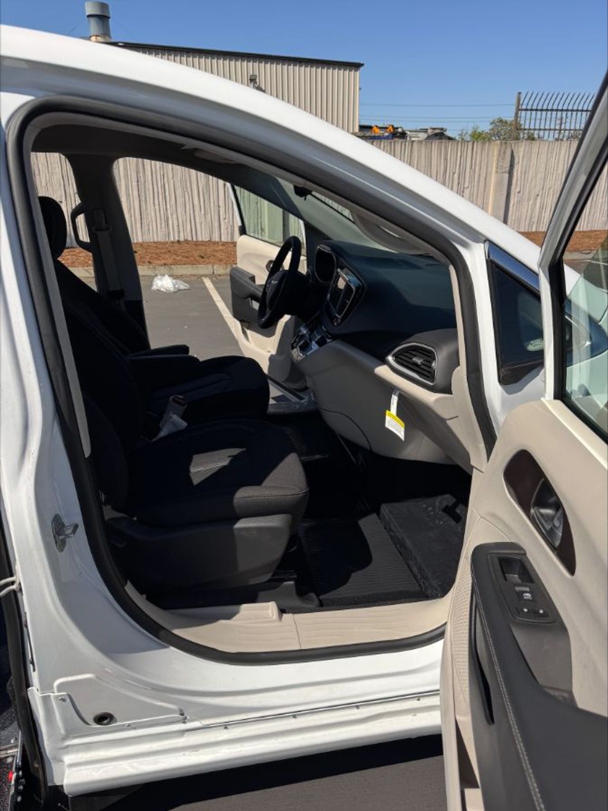 2024 CHRYSLER VOYAGER - Image 9